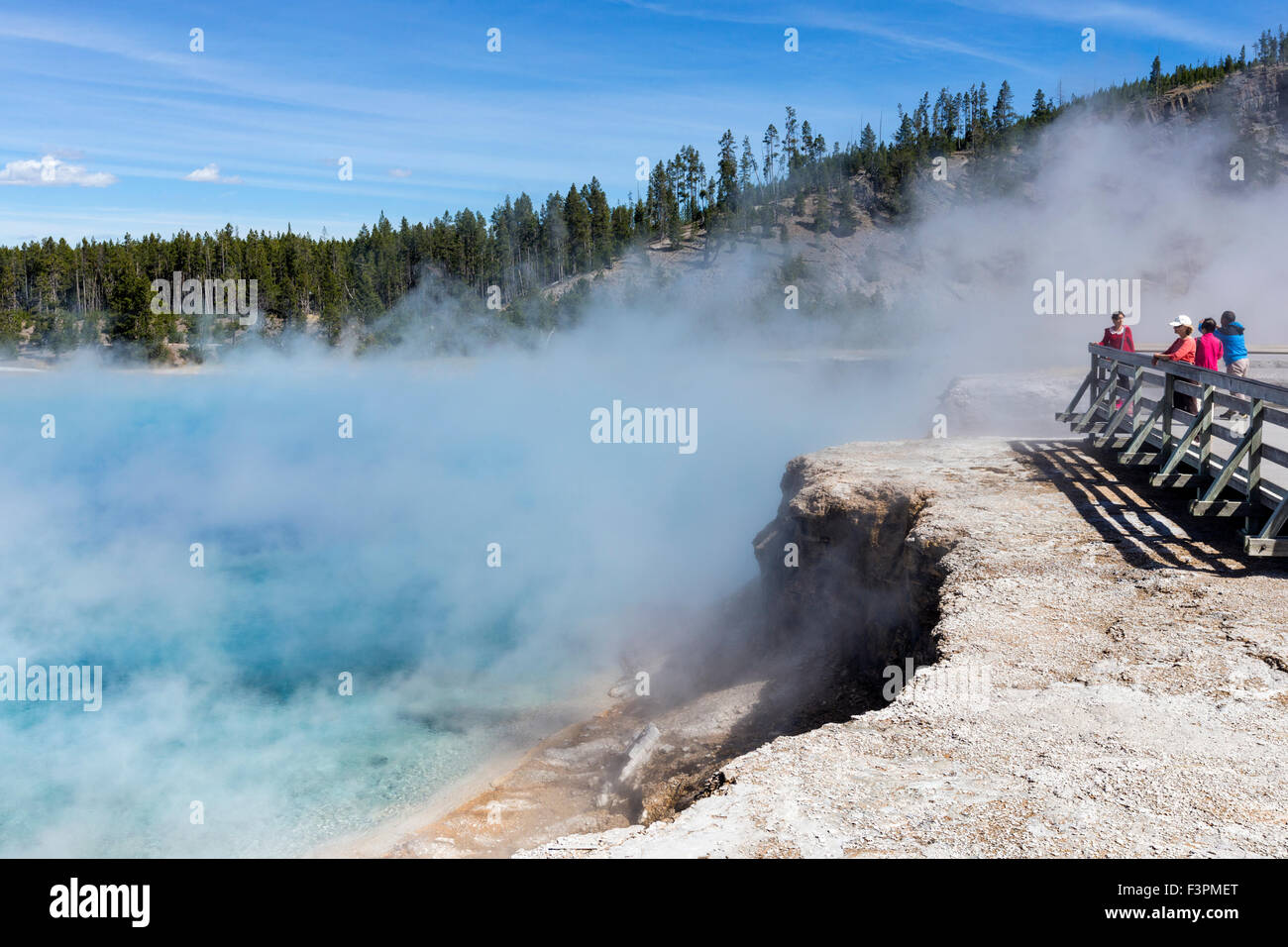 Les visiteurs du parc ; Excelsior Geyser ; Cratère Midway Geyser Basin, Parc National de Yellowstone, Wyoming, USA Banque D'Images