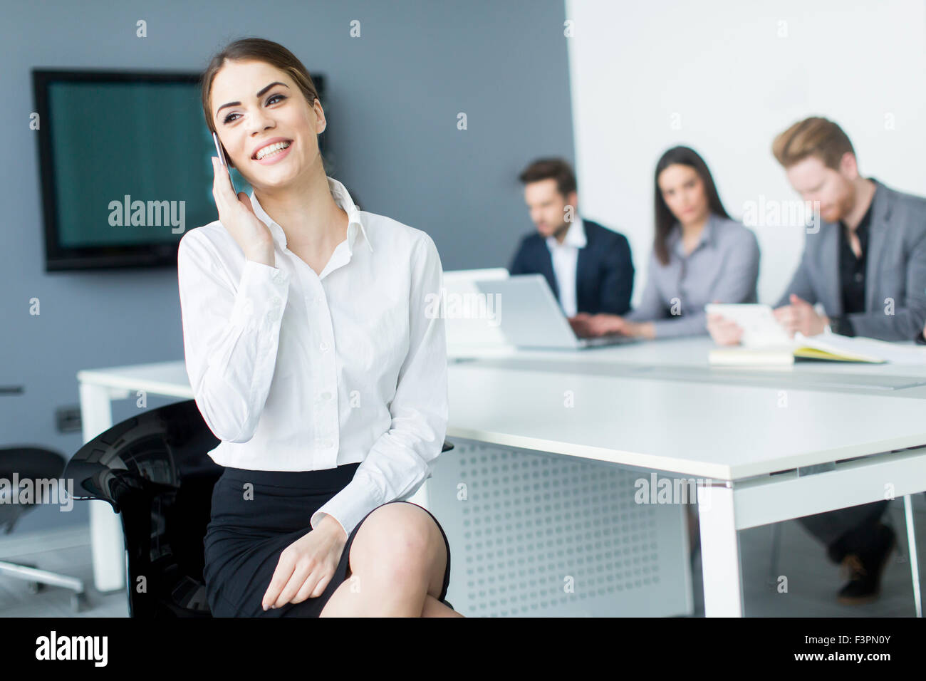 Les jeunes travaillant dans le bureau Banque D'Images