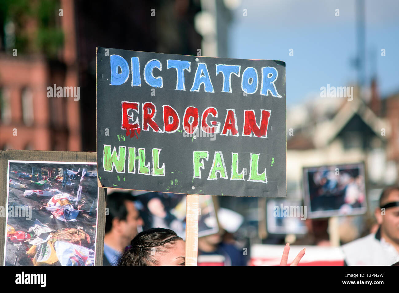 Brighton,UK, 11 octobre 2015.Nottingham communauté kurde organisé une marche de protestation et sur la place du vieux marché dans le centre-ville de Nottingham, cet après-midi,ils disent que l'attentat en Turquie hier, tuant 96 manifestants pour la paix vise à l'HDP (People's Democratic Party). Banque D'Images