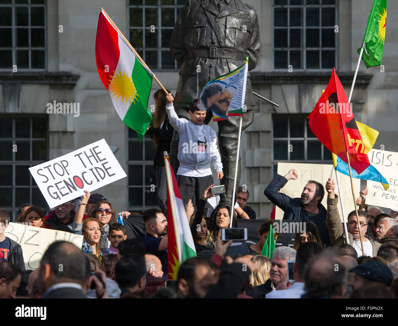 Londres, Royaume-Uni. 11 octobre, 2015. Des milliers de manifestants se rassemblent en face de Downing Street pour protester en solidarité contre le récent attentat d'un rassemblement en faveur de la paix à Ankara, Turquie. Credit : Pete Maclaine/Alamy Live News Banque D'Images