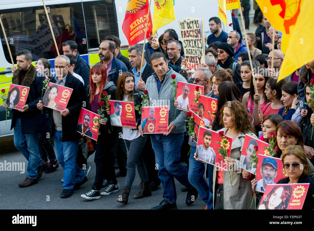 Londres, Royaume-Uni. 11 octobre, 2015. Des milliers de manifestants se rassemblent en face de Downing Street pour protester en solidarité contre le récent attentat d'un rassemblement en faveur de la paix à Ankara, Turquie. Credit : Pete Maclaine/Alamy Live News Banque D'Images