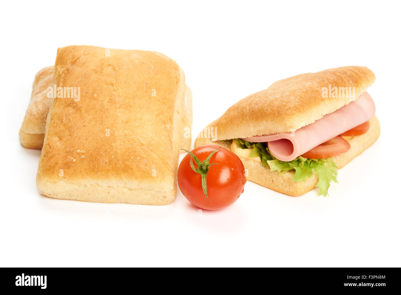 Une paire de petits pains sandwich, une tomate rouge et sandwich isolated on white Banque D'Images