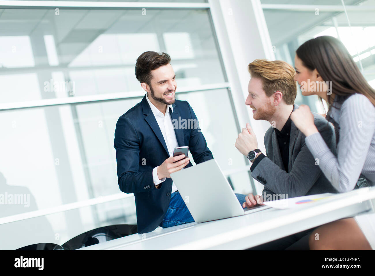 Les jeunes travaillant dans le bureau Banque D'Images