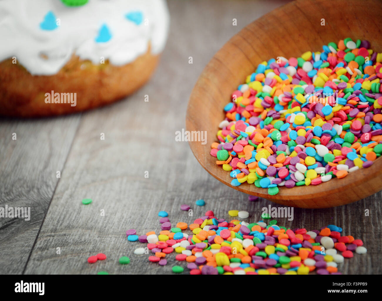 Sprinkles colorés dans le bol sur la table Banque D'Images