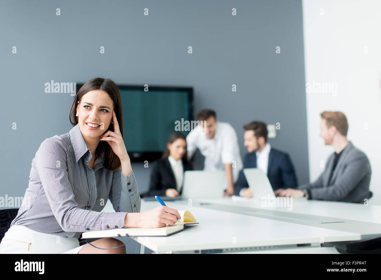 Les jeunes travaillant dans le bureau Banque D'Images