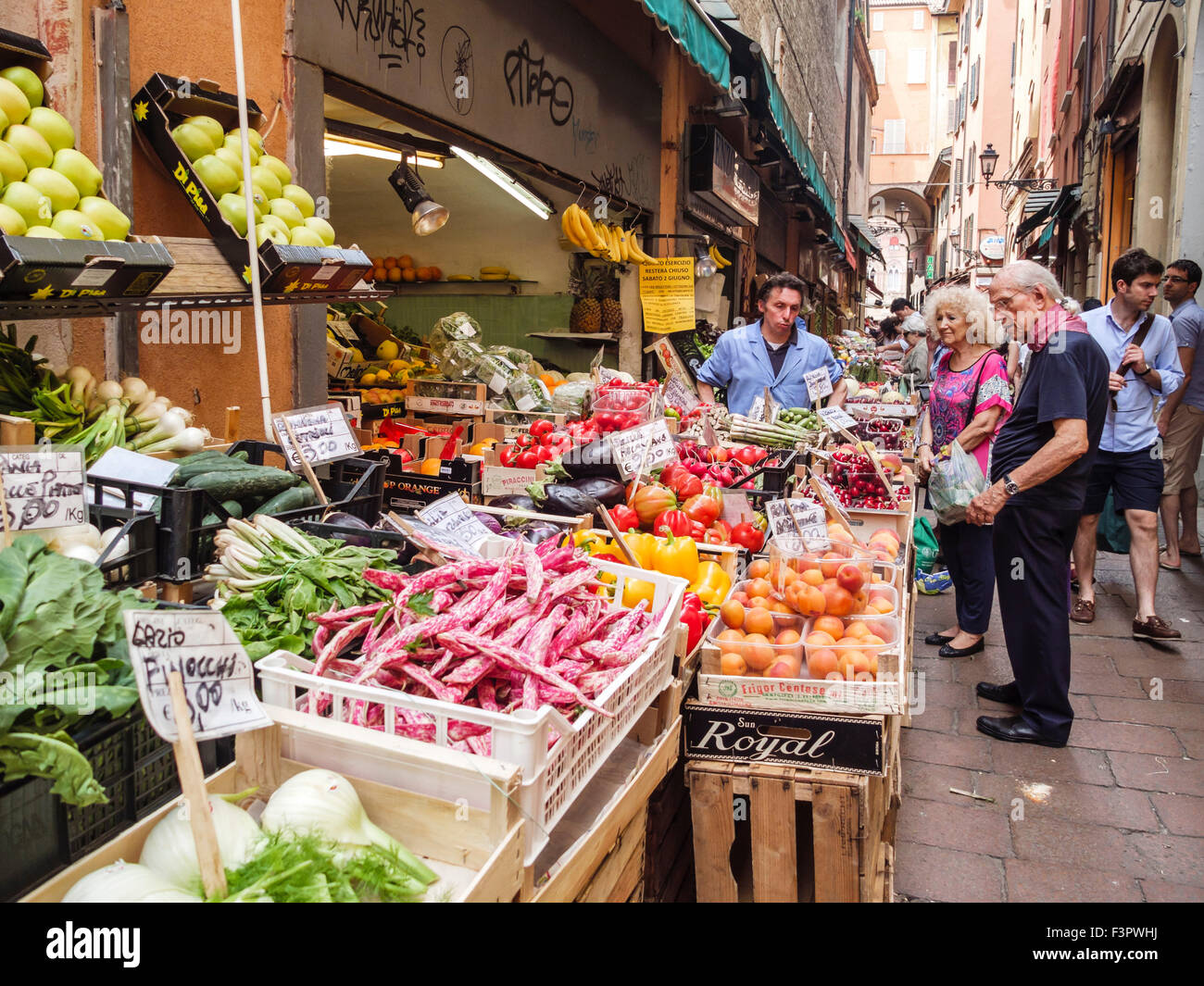 L'Italie, Émilie-Romagne, Bologne - vendeurs d'aliments sur le marché. Marché de Fruits et légumes. Banque D'Images