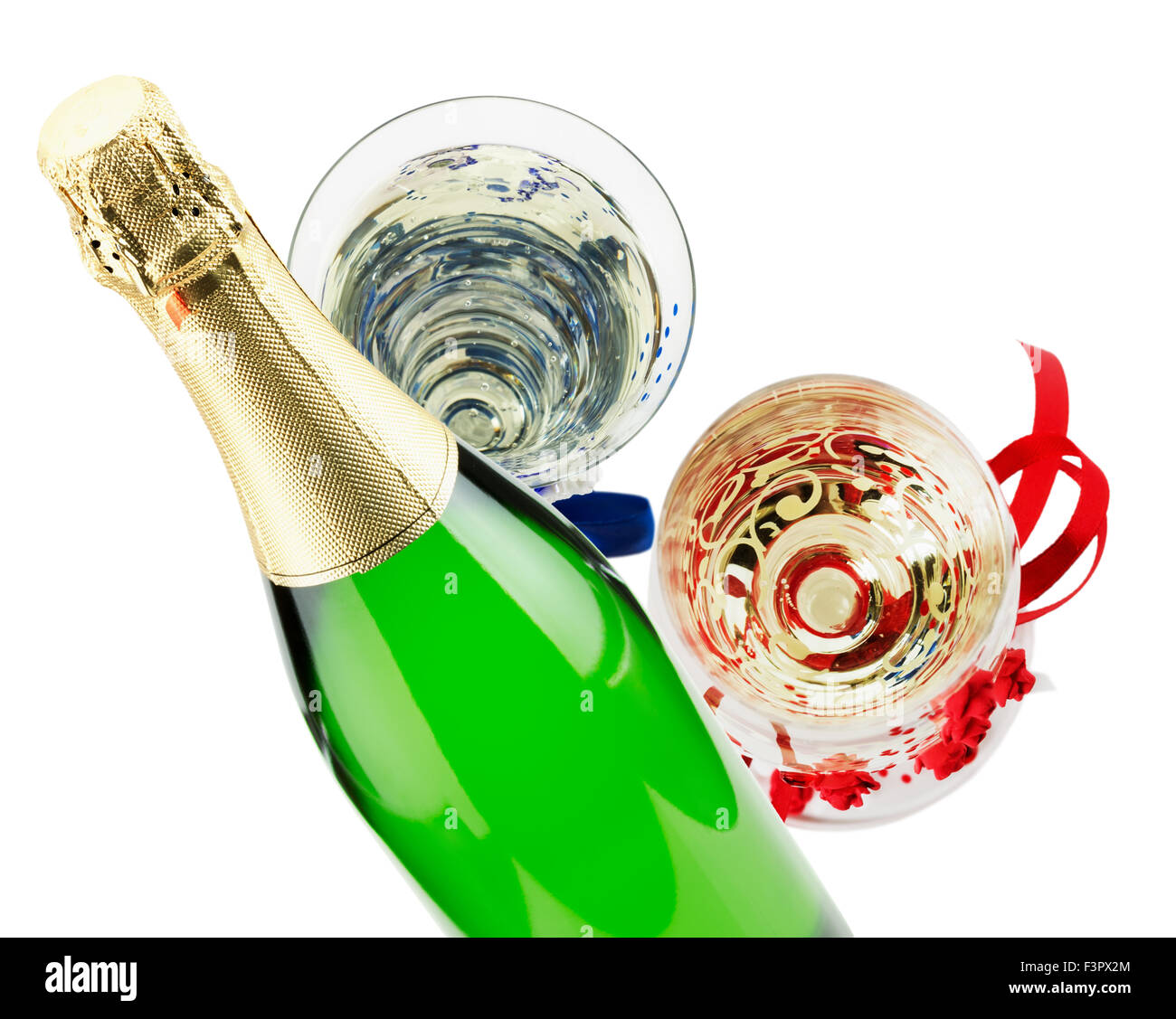 Bouteille de champagne avec deux verres isolé sur le fond blanc. Banque D'Images