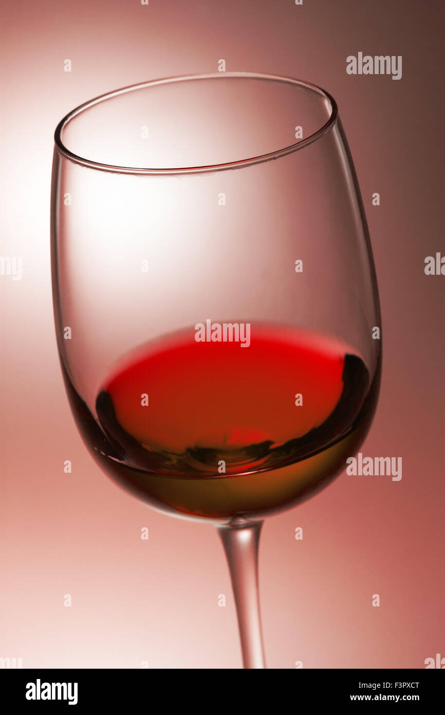 Vin rouge dans le verre. Banque D'Images