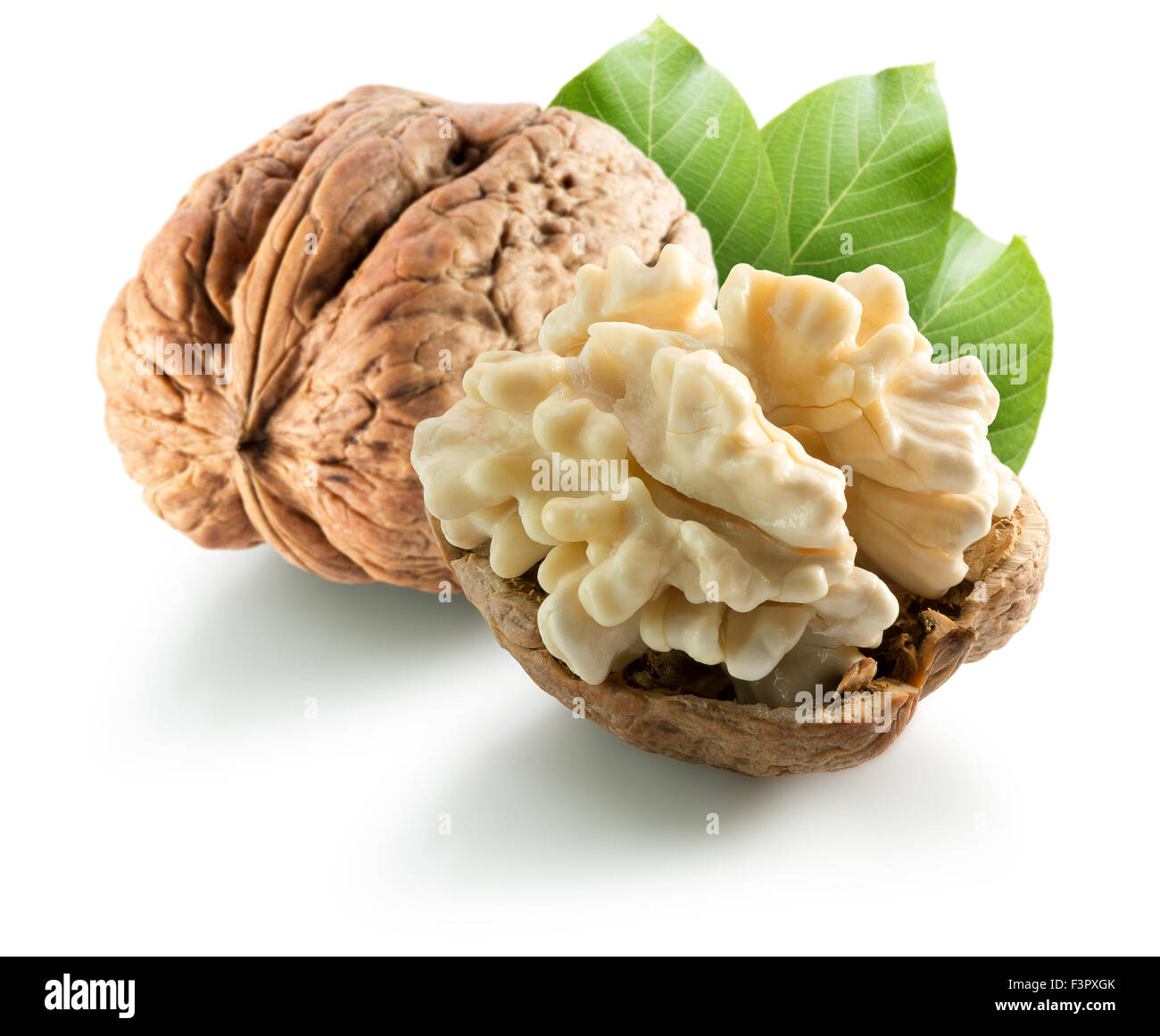 Les noix avec des feuilles isolées sur fond blanc. Banque D'Images