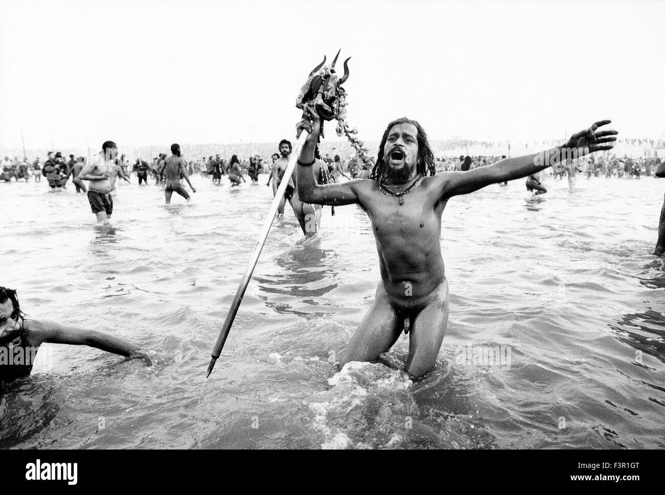 Sadhu saints hommes se baignent dans le Gange à la Kumbh Mela 2001 à Allahabad, en Inde. Banque D'Images