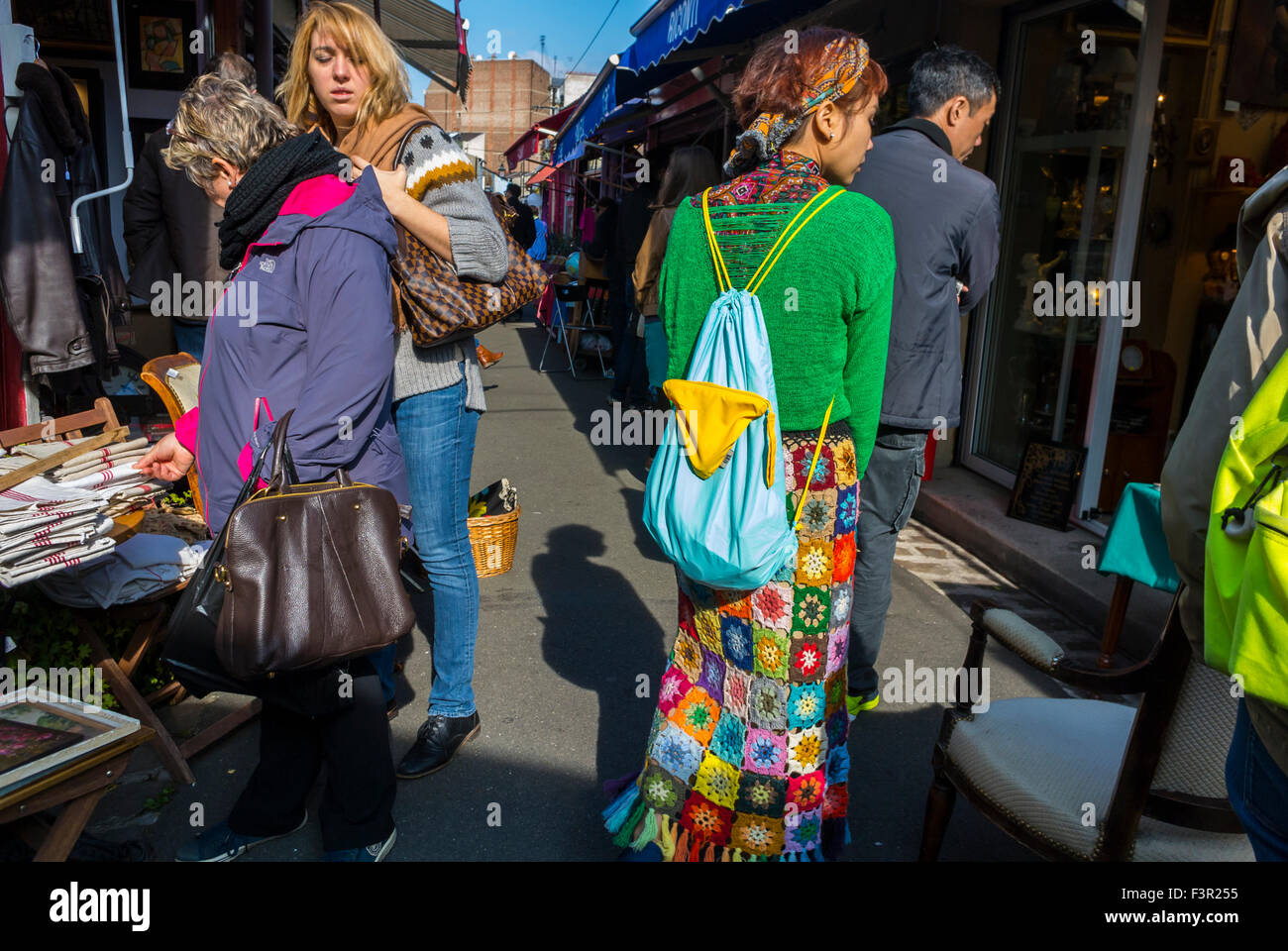 Paris, France, les femmes en français Shopping Marché aux puces, 'les puces de Paris Saint Ouen', Porte de Clignancourt, antiquités, Vintage, scène de rue parisienne personnes Banque D'Images