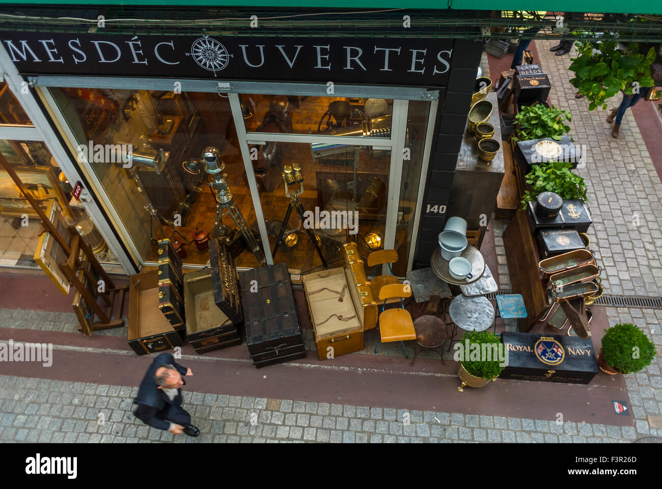 Paris, France, vue de dessus, façade de la boutique d'époque dans le marché  aux puces français, 'les Puces de Paris Saint Ouen', porte de Clignancourt,  antiquités, meubles de marché d'époque, panneau 'es