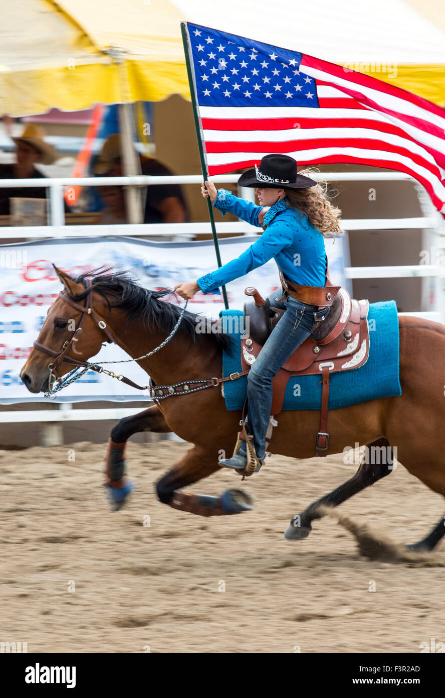 Rodéo, nouvellement couronnée reine à cheval avec le drapeau américain, Chaffee County Fair & Rodeo, Salida, Colorado, USA Banque D'Images