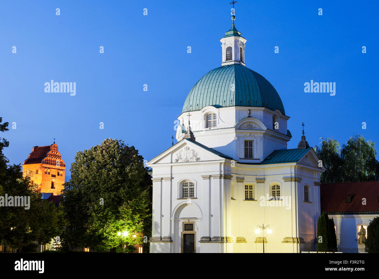 Eglise Saint-kazimierz soir temps - Varsovie, Pologne. Église de la Visitation de la Bienheureuse Vierge Marie dans l'arrière-plan. Banque D'Images