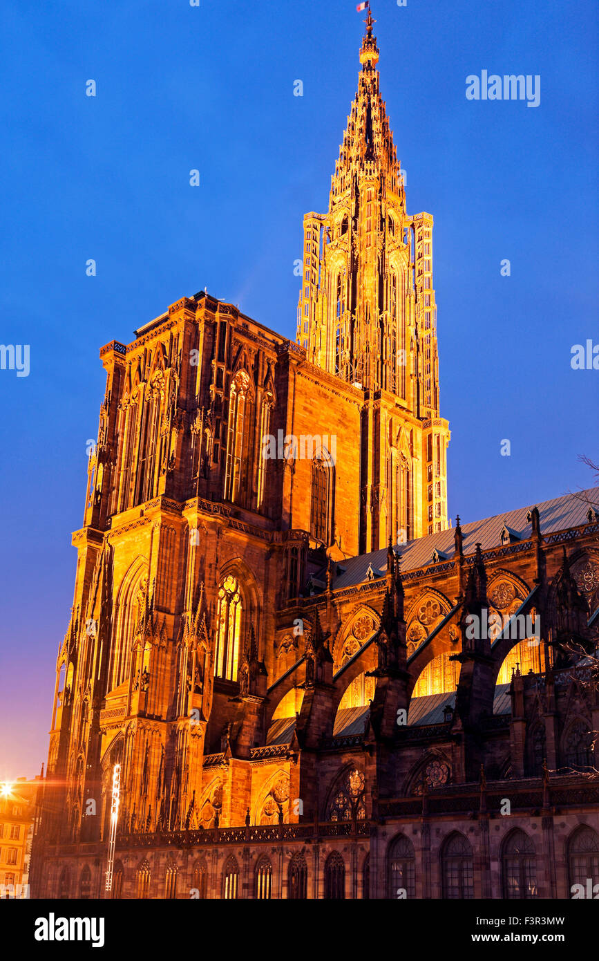 La cathédrale de Strasbourg au coucher du soleil Photo Stock - Alamy