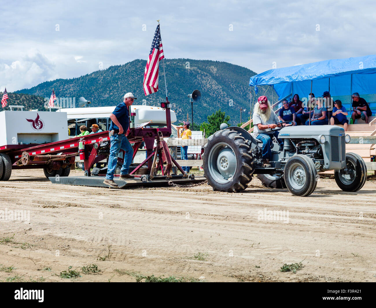 Conduite du tracteur ancien éleveur, tire de tracteur ancien événement, Chaffee County Fair & Rodeo, Salida, Colorado, USA Banque D'Images