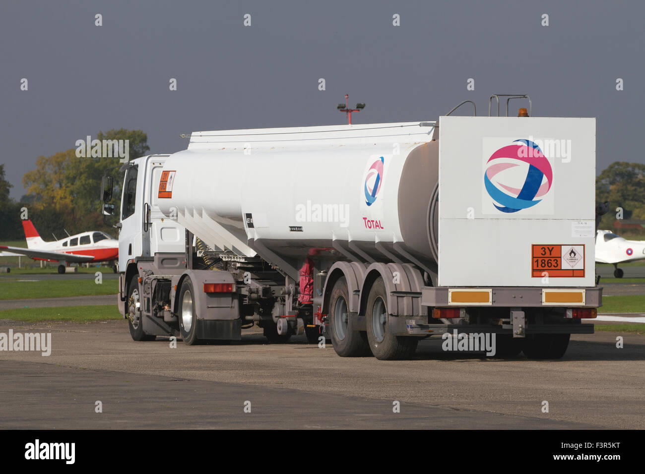 Citerne essence Total à Wolverhampton Halfpenny Green Airport. UK Banque D'Images