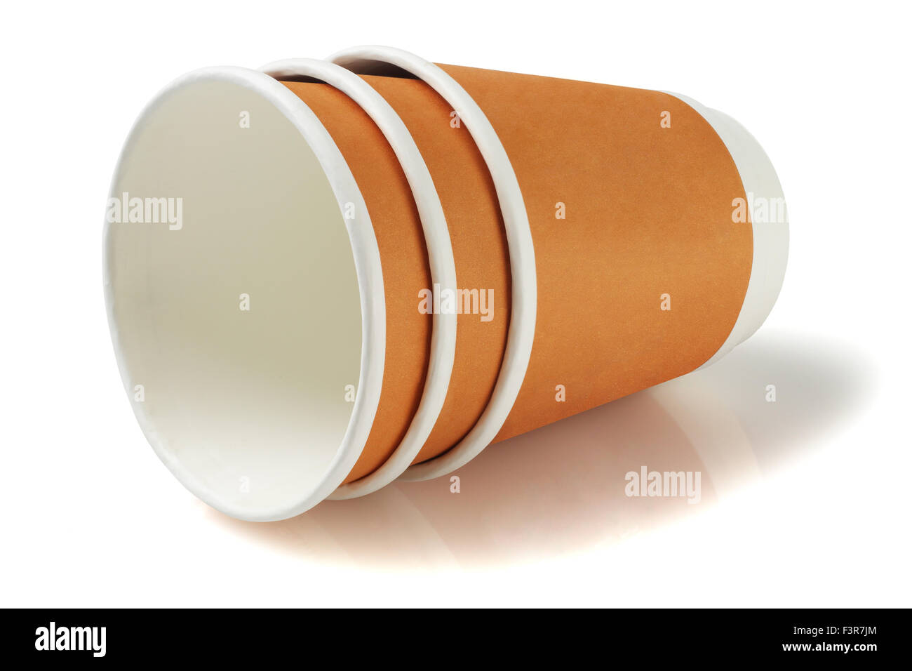 Tasses à café jetables en papier couché sur fond blanc Banque D'Images