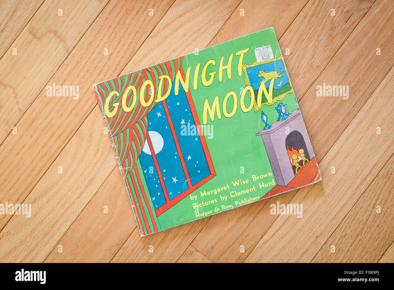 Une vieille copie de Goodnight Moon, un livre pour enfants écrit par Margaret Wise Brown, illustré par Clement Hurd. Banque D'Images