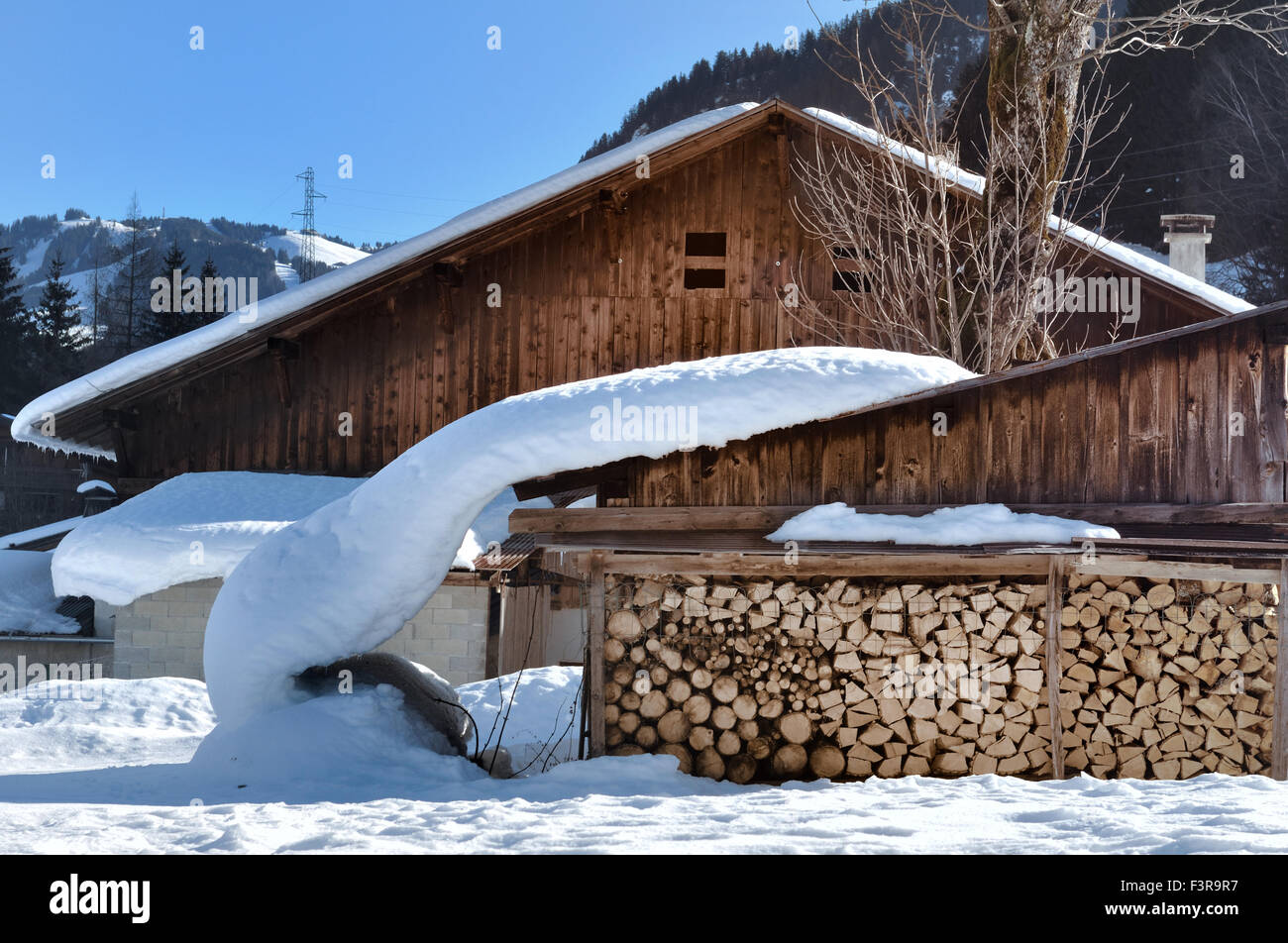 Maison en bois avec de la neige et de sciage Banque D'Images