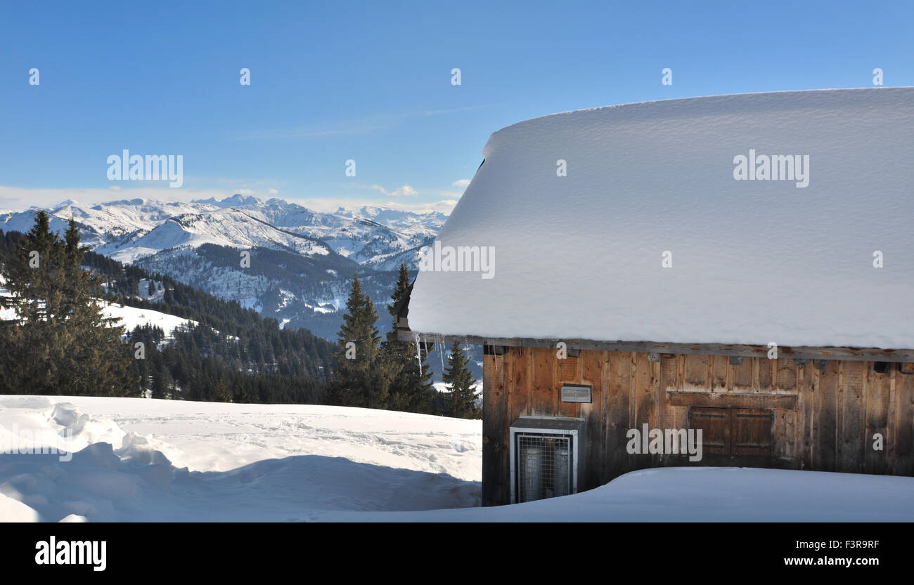 Refuge de montagne sur le toit couvert de neige Banque D'Images