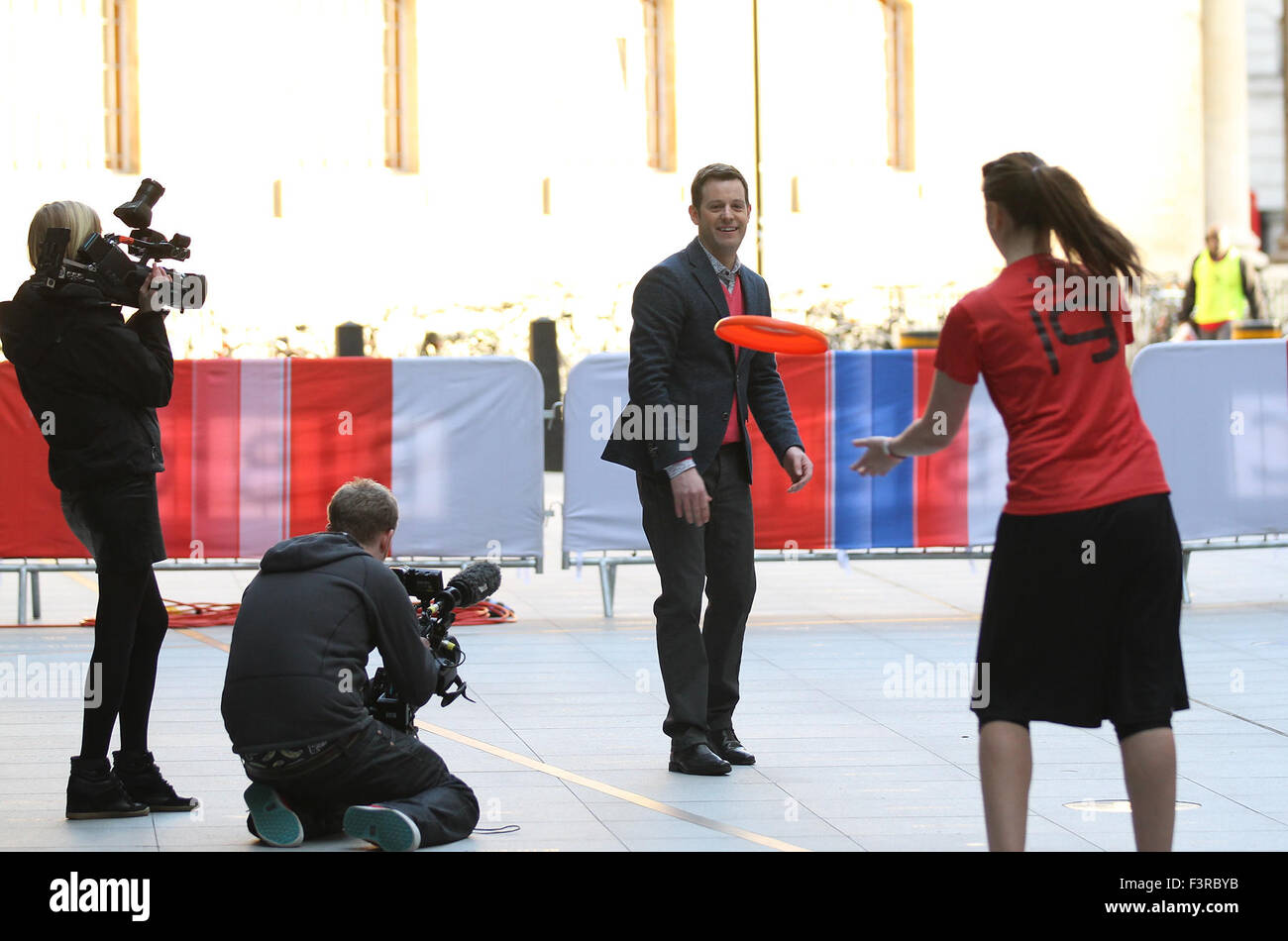 Chris Evans et Alex Jones tournage des scènes en dehors de la BBC pour la construction d'un Show à Londres, 2014 Banque D'Images