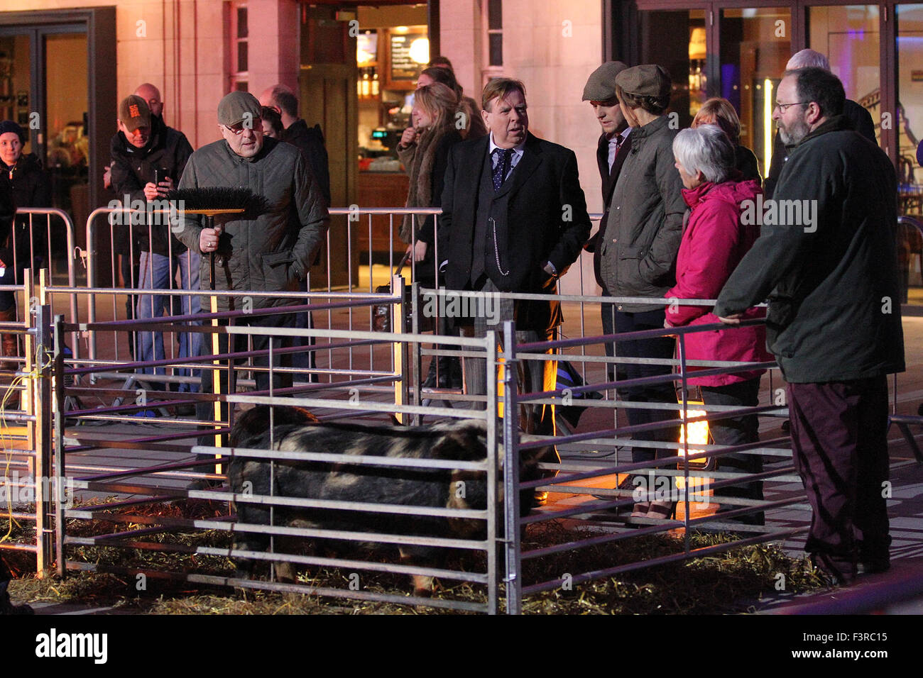 Timothy Spall et Alex Jones, le tournage pour la BBC One Show en dehors de la BBC à Londres, UK 2014 Banque D'Images