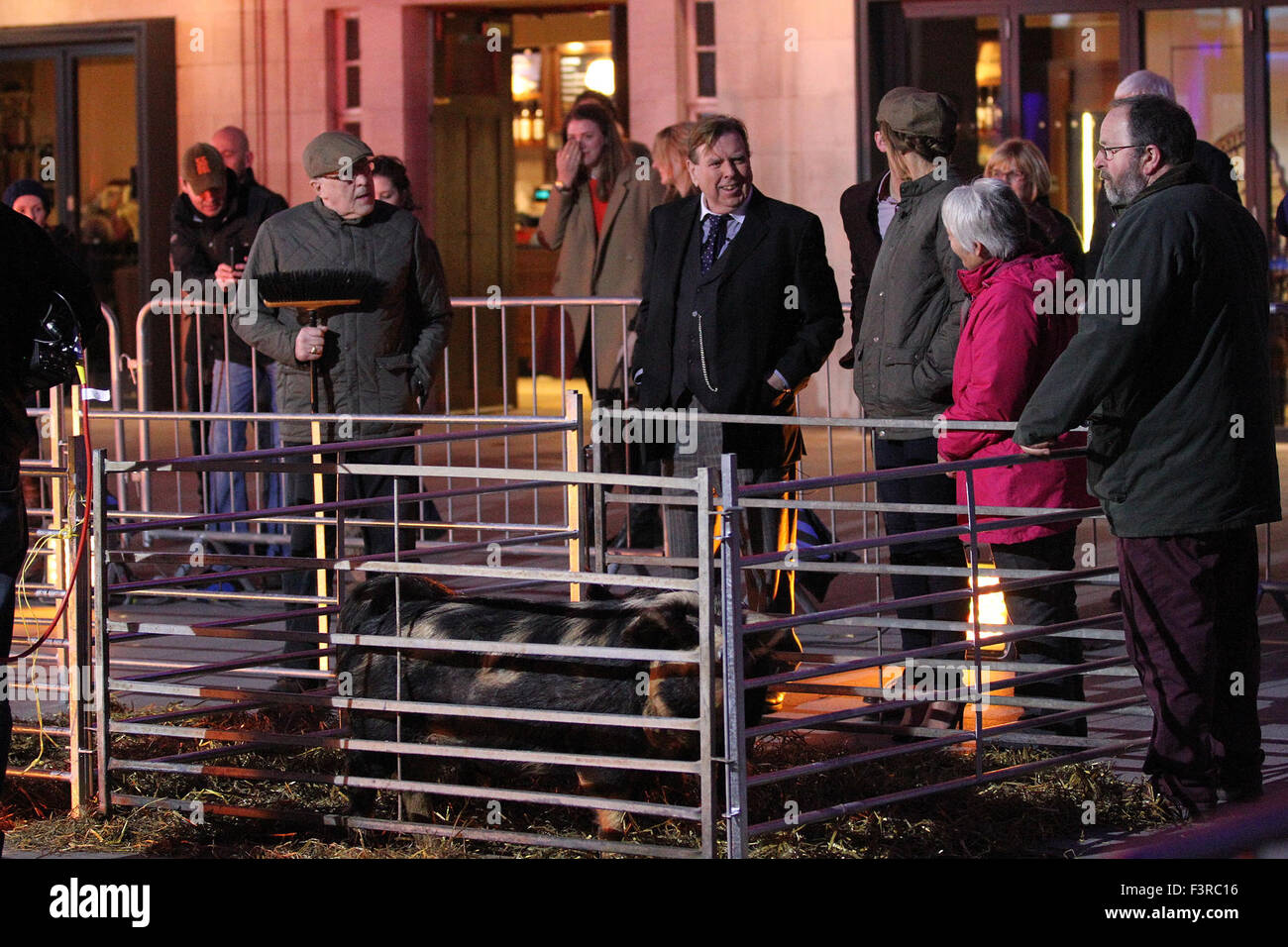 Timothy Spall et Alex Jones, le tournage pour la BBC One Show en dehors de la BBC à Londres, UK 2014 Banque D'Images
