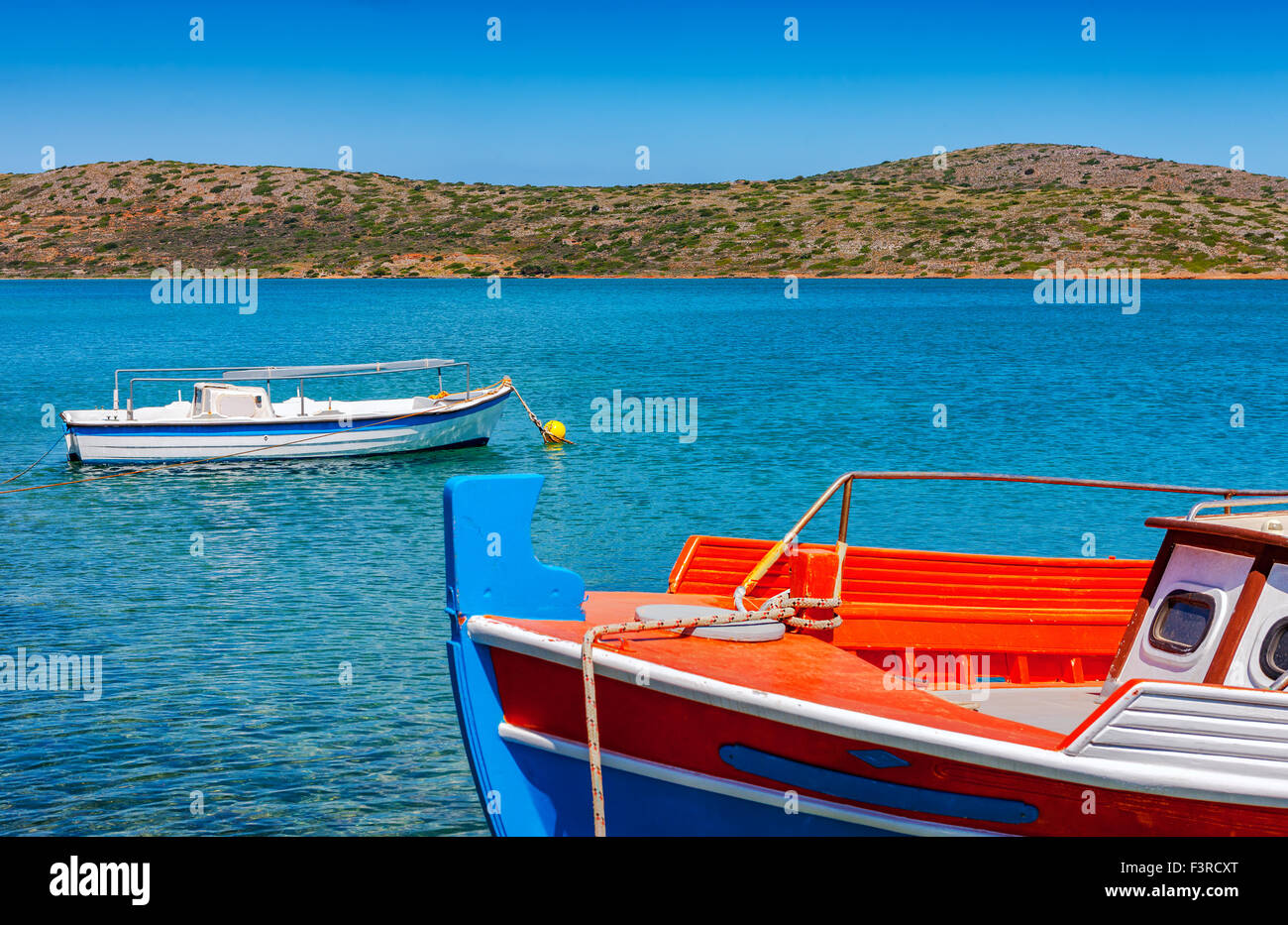 Bateaux de pêche au large de la côte de la baie de Mirabello, Crète, Grèce Banque D'Images
