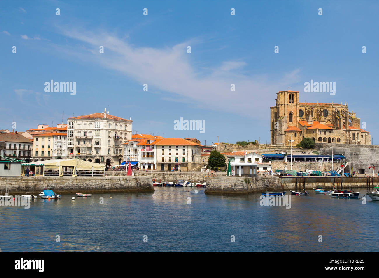 Sur la mer de la ville de Castro Urdiales et le centre historique dans le nord de l'Espagne, Banque D'Images