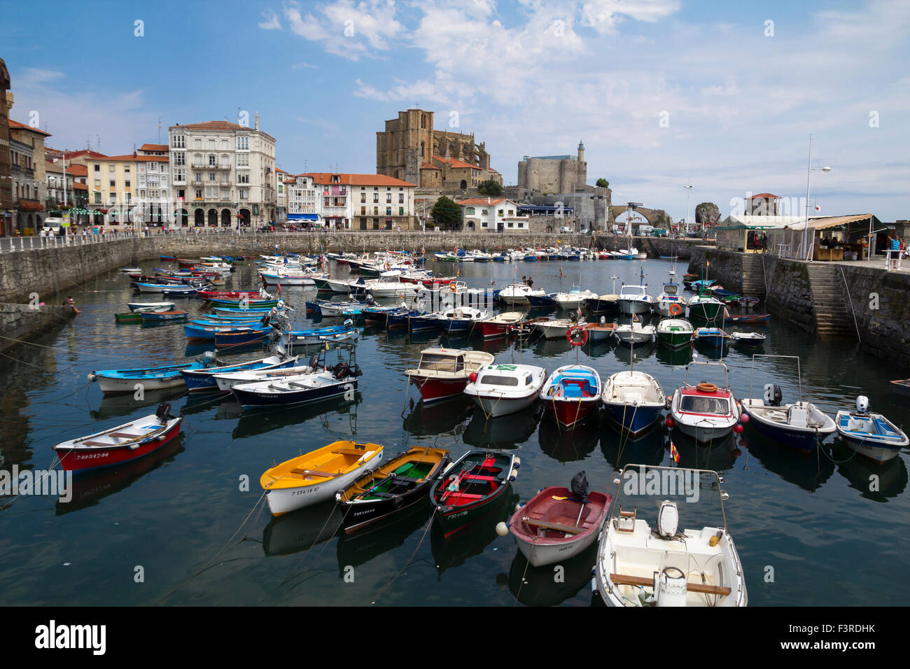 Port local dans le nord de l'Espagne, avec de nombreux bateaux colorés à la ville de Castro Urdiales Banque D'Images