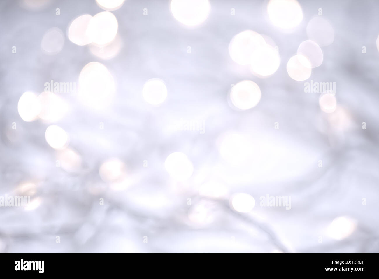 Les lumières de Noël guirlande sur un fond blanc Banque D'Images