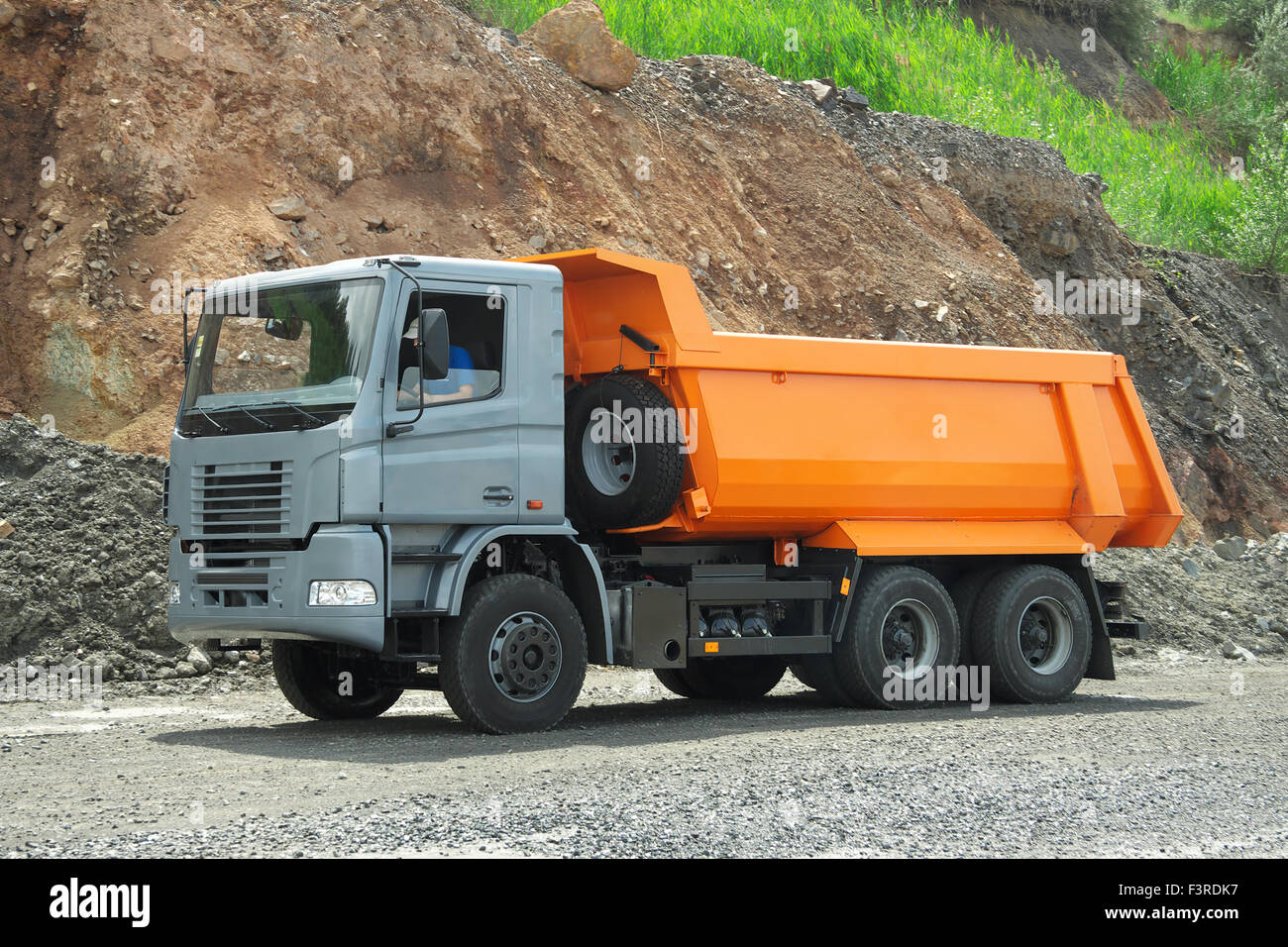 La région de Poltava, Ukraine - le 26 juin 2010 : Dump Truck roulant le long de la mine à ciel ouvert, le minerai de fer Banque D'Images