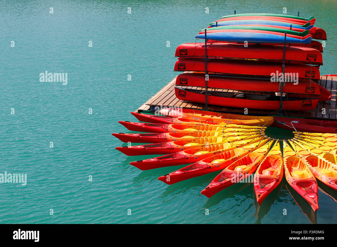 Les kayaks en attente d'être loué, pour avoir du plaisir au lac artificiel de Siurana, une destination d'été Banque D'Images