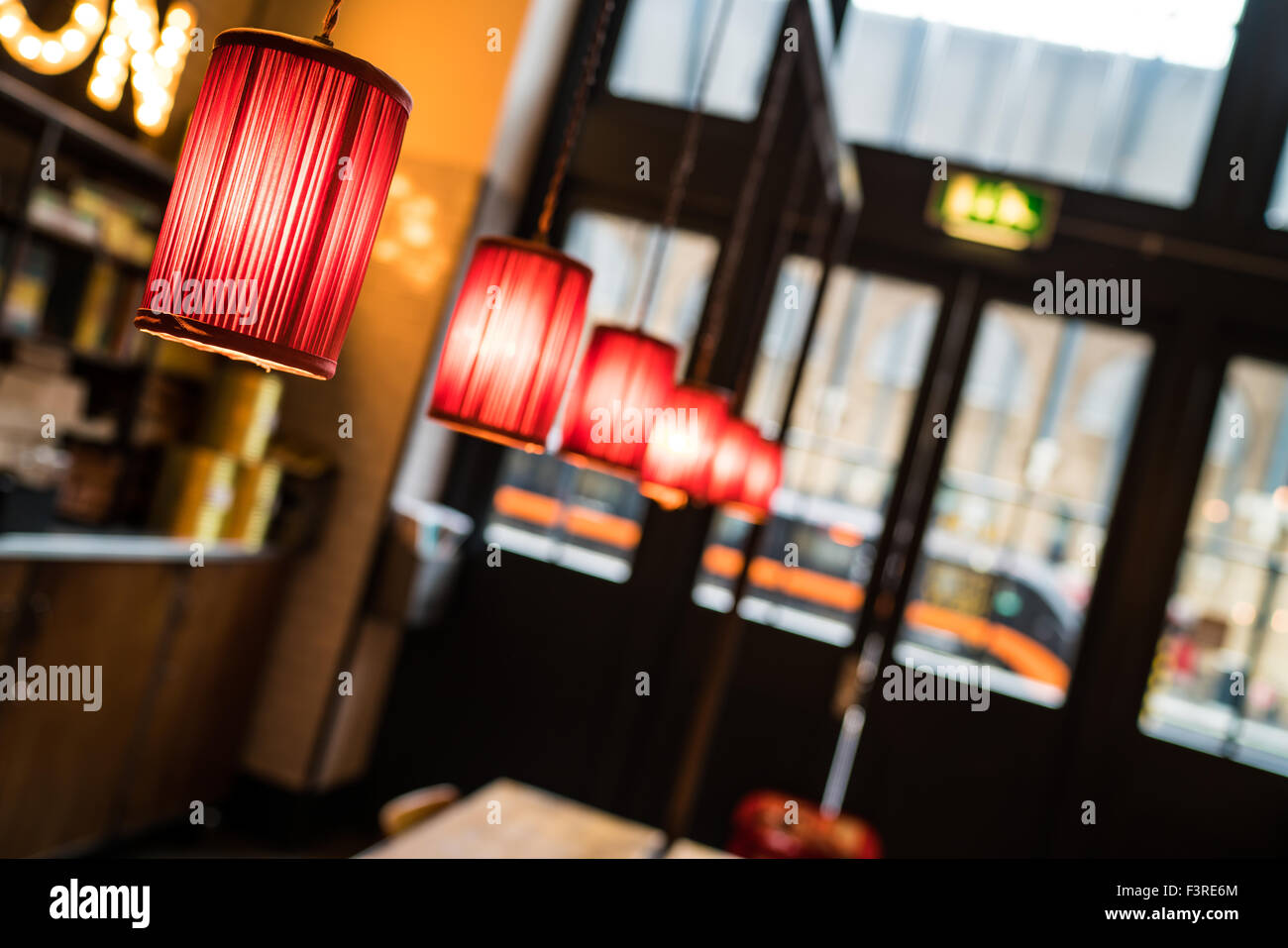 Dans un café à côté de la plate-forme du train à la gare de Kings Cross. Banque D'Images