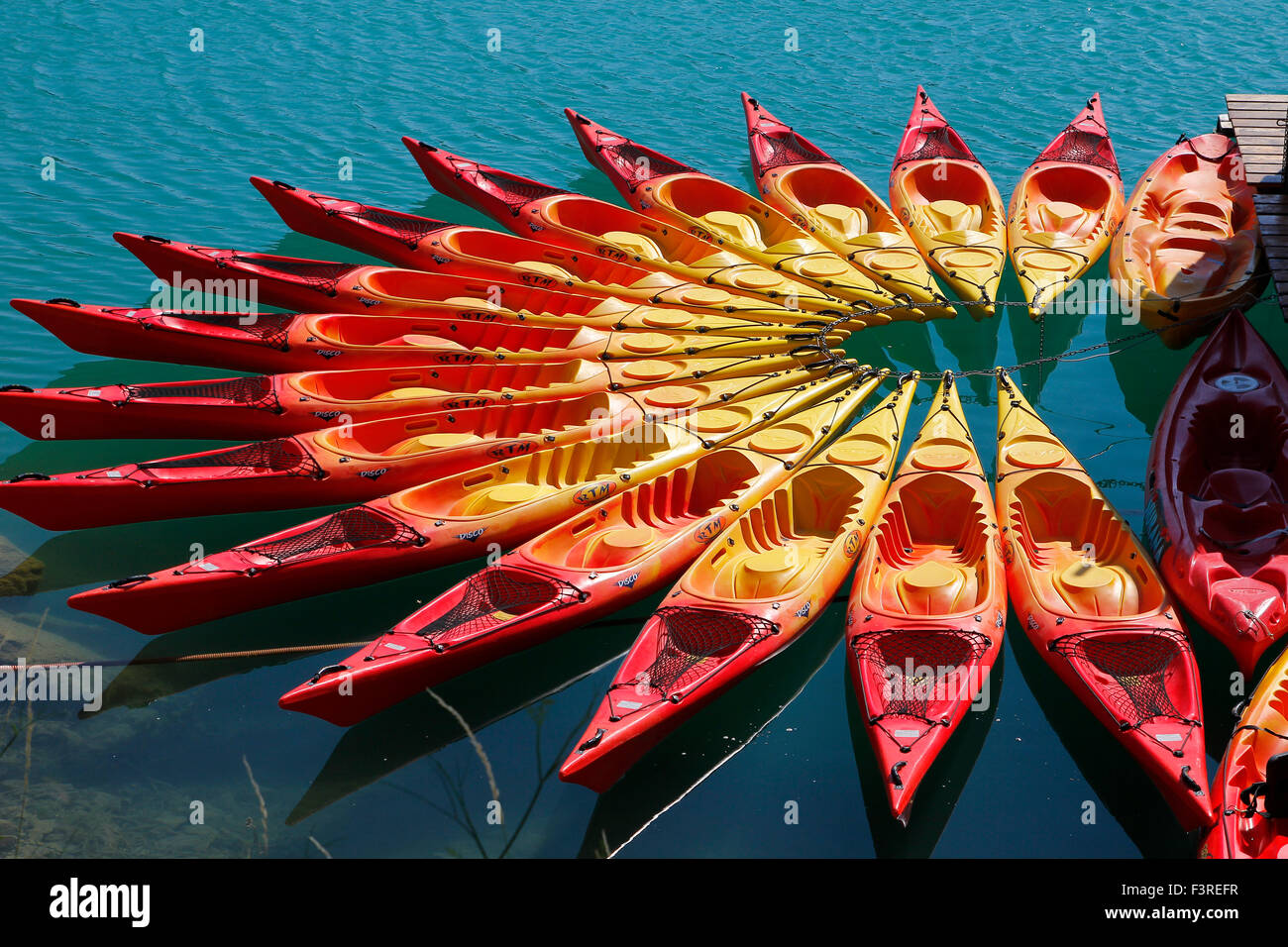 Les kayaks en attente d'être loué, pour avoir du plaisir au lac artificiel de Siurana, une destination d'été Banque D'Images