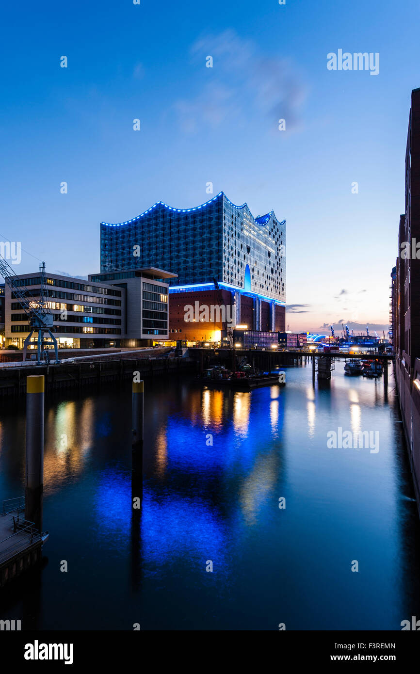 Elbe Philharmonic Hall au crépuscule, HafenCity, Hambourg, Allemagne Banque D'Images