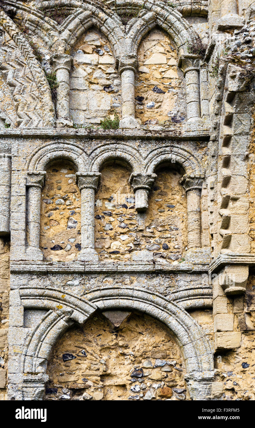 Arcatures décoratives sur les ruines de l'église, château, Château Prieuré Acre Acre, Norfolk, England, UK Banque D'Images