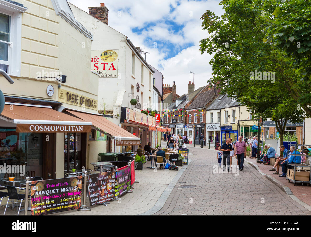 Boutiques et restaurants sur Tower Street dans le centre-ville, King's Lynn, Norfolk, England, UK Banque D'Images