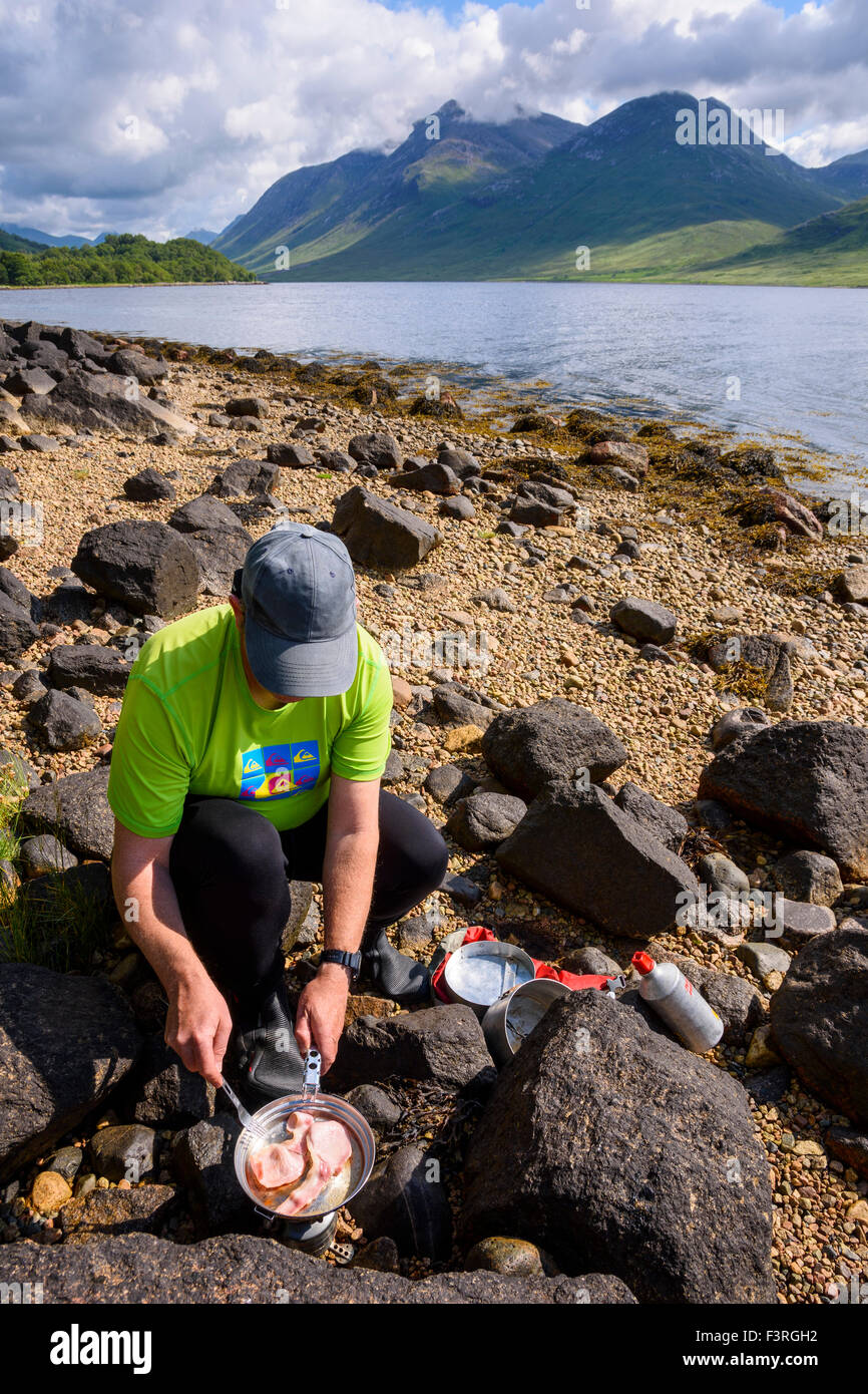 La cuisson du bacon butties sur les rives du Loch Etive, ARGYLL & BUTE, Ecosse Banque D'Images