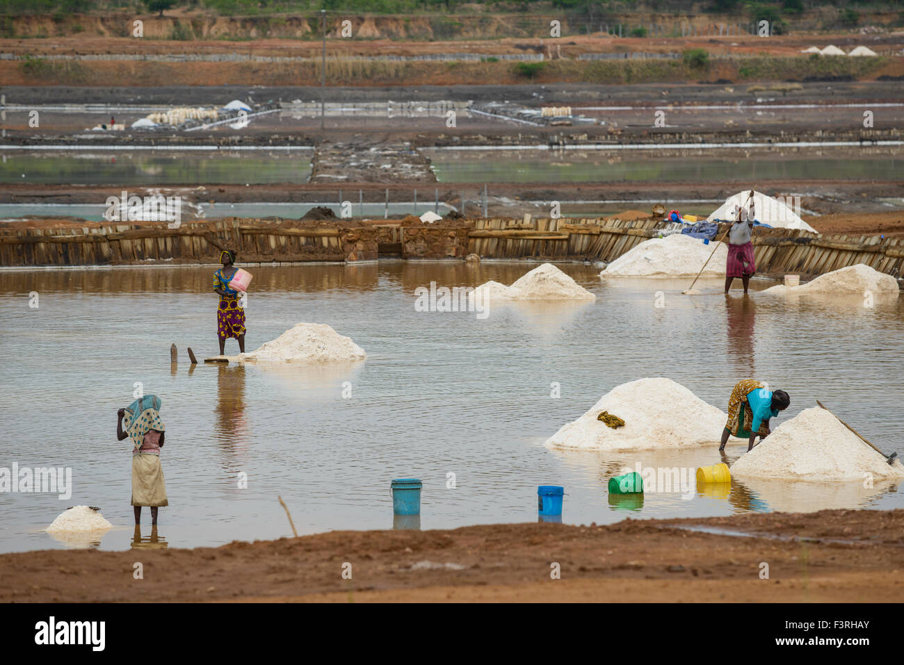 La production de sel dans un marais salant, l'ouest de la Tanzanie, l'Afrique Banque D'Images