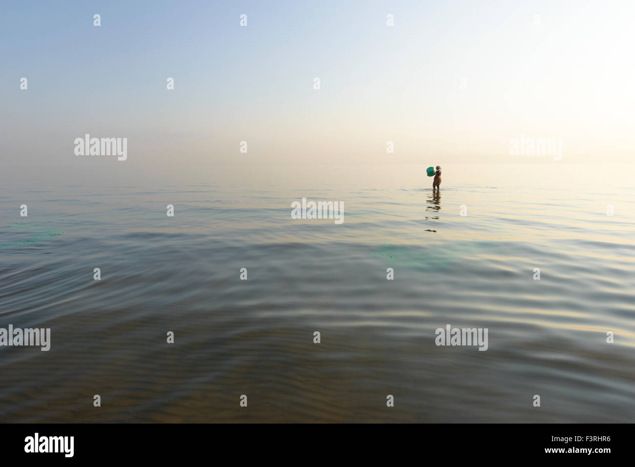 Femme avec la benne dans le lac Malawi, Malawi, Afrique Banque D'Images