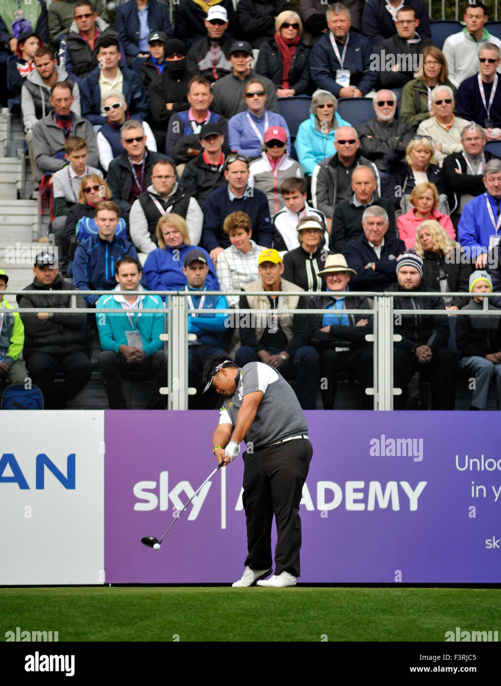 Le Woburn, au Royaume-Uni. Oct 11, 2015. Kiradech Aphinbarnrat de Thaïlande disques durs du premier trou de la ronde finale de la British Masters à Woburn Woburn, Club de Golf en Angleterre. Crédit : David Partridge / Alamy Live News Banque D'Images