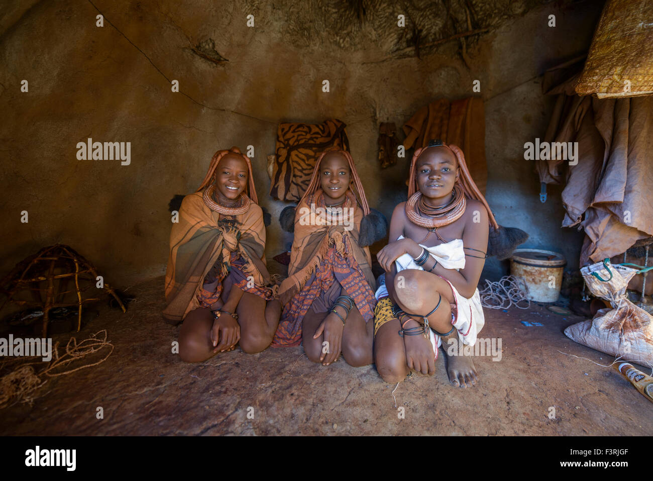 Les filles de la tribu Himba au Kaokoland, Namibie, Afrique Banque D'Images