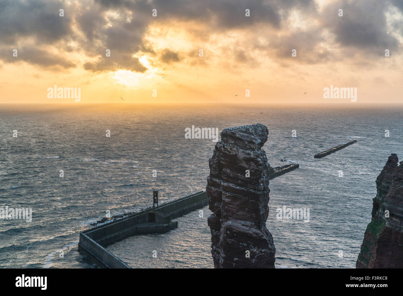 Rock Formation 'Lange Anna' au coucher du soleil, Helgoland, Schleswig-Holstein, Allemagne Banque D'Images