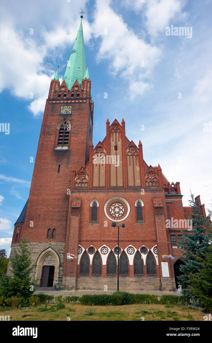 La façade néo-gothique de l'église à Legnica en Pologne Banque D'Images