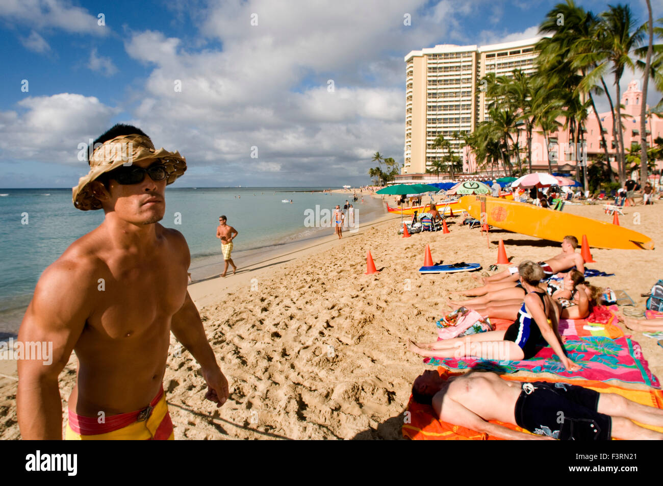 Le soleil sur la plage de Waikiki Beach. O'ahu. Hawaii. Waikiki est plus célèbre pour ses plages et chaque chambre est à deux ou e Banque D'Images