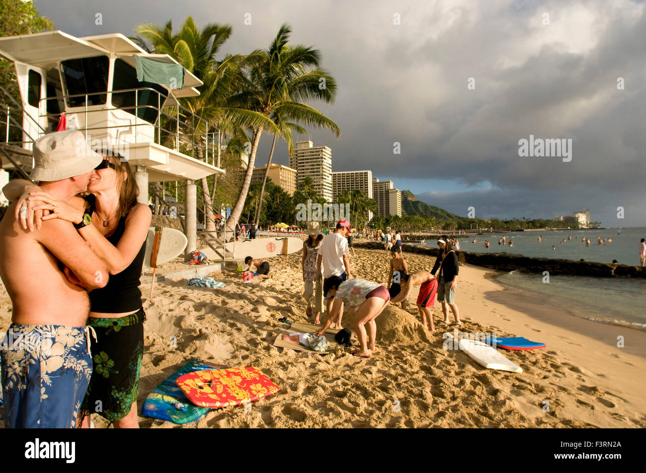 Baiser amoureux sur la plage de Waikiki Beach. O'ahu. Hawaii. Waikiki est plus célèbre pour ses plages et chaque chambre est à deux o Banque D'Images
