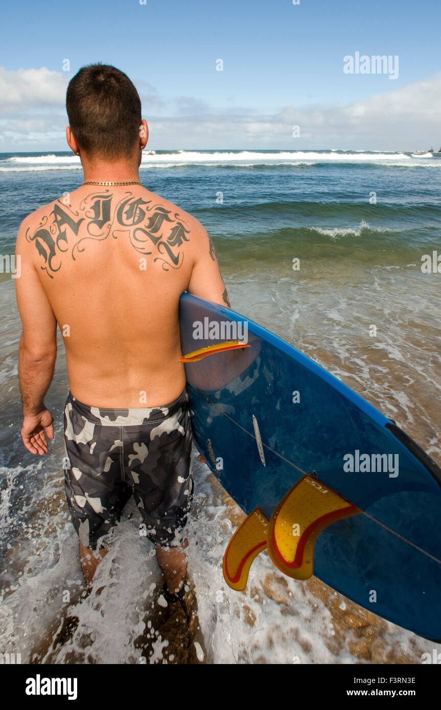 Surfeur sur la plage Ali'i Beach Park. Haleiwa. O'ahu. Hawaill. Ali'i Beach Park se compose d'un corps et d'une petite section de l'ouest e Banque D'Images