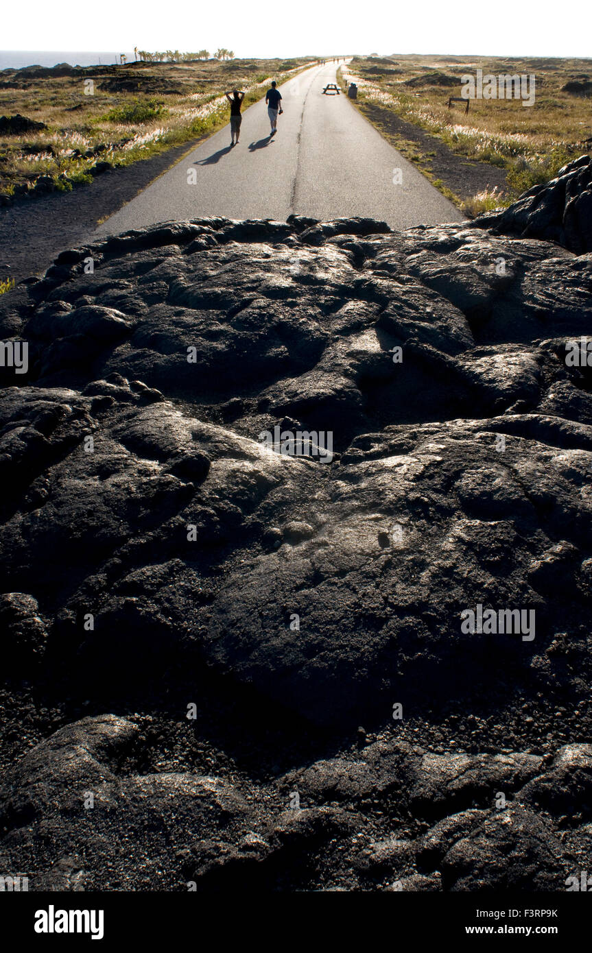 Fin de la route, d'une chaîne de cratères Road, Hawai'i Volcanoes National Park, Big Island, Hawaii, USA. La lave noire à la fin de la C Banque D'Images